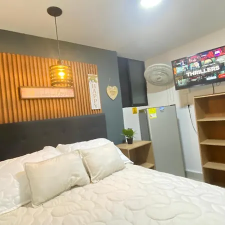 Comoda Habitacion Independiente En Laureles Estadio Con Bano Privado Para 3 Personas Medellin Exterior photo